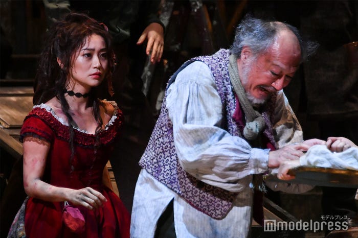 大島優子(左)/「罪と罰」公開フォトコールの様子 (C)モデルプレス