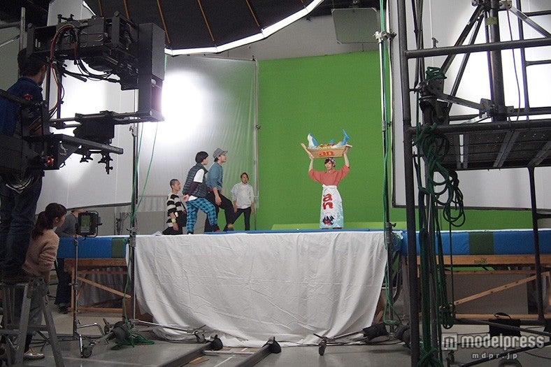 トランポリンを使った大掛かりなセットが組まれた／きゃりーぱみゅぱみゅ