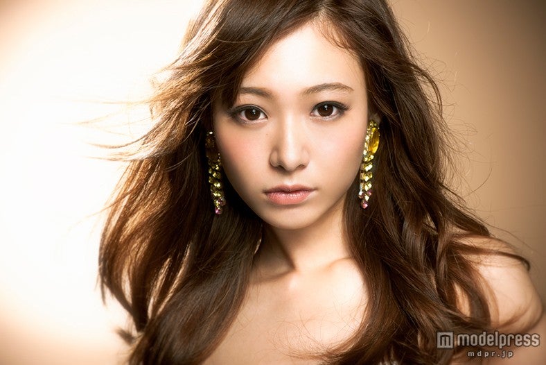 女優メイクも披露／「Make you Happy」（ワニブックス刊）写真：小川健（WILL CREATIVE）