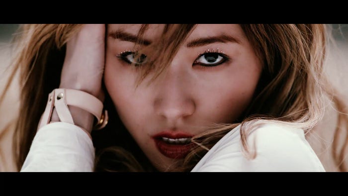 松井珠理奈/「点滅フェロモン」MVより (C)AKS