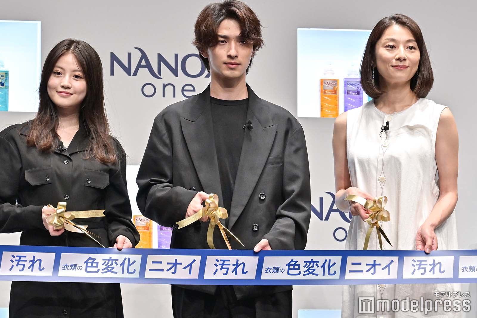 テープカットに挑戦する今田美桜、横浜流星、小池栄子（C）モデルプレス