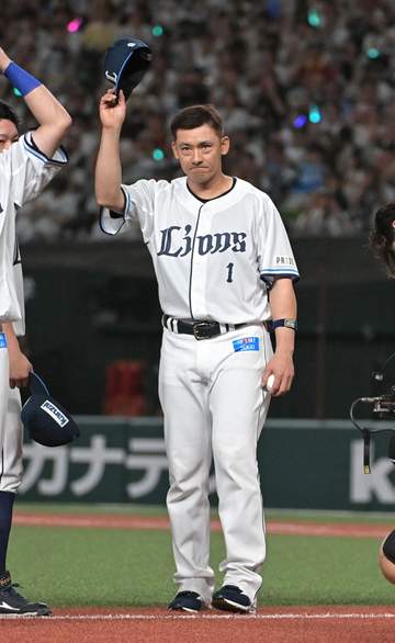 西武 栗山巧が引退セレモニーで異例の行動 左翼席へマイクスタンドと向けて本拠地ファンへ涙でメッセージ「これからもライオンズの栗山です」