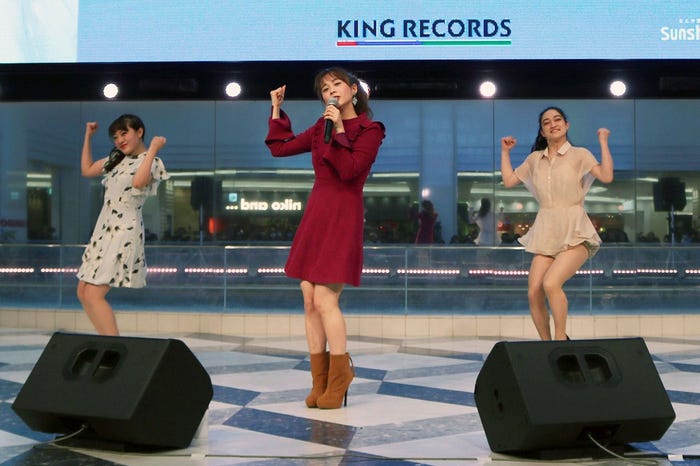 塩ノ谷早耶香(中央)(提供画像)