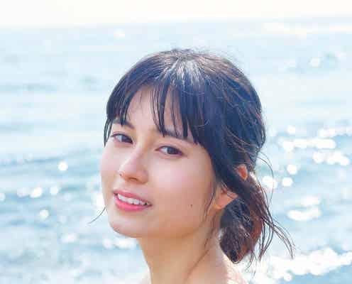 大久保桜子、美ボディ際立つ水着姿 “シーツ1枚”の大胆カットも