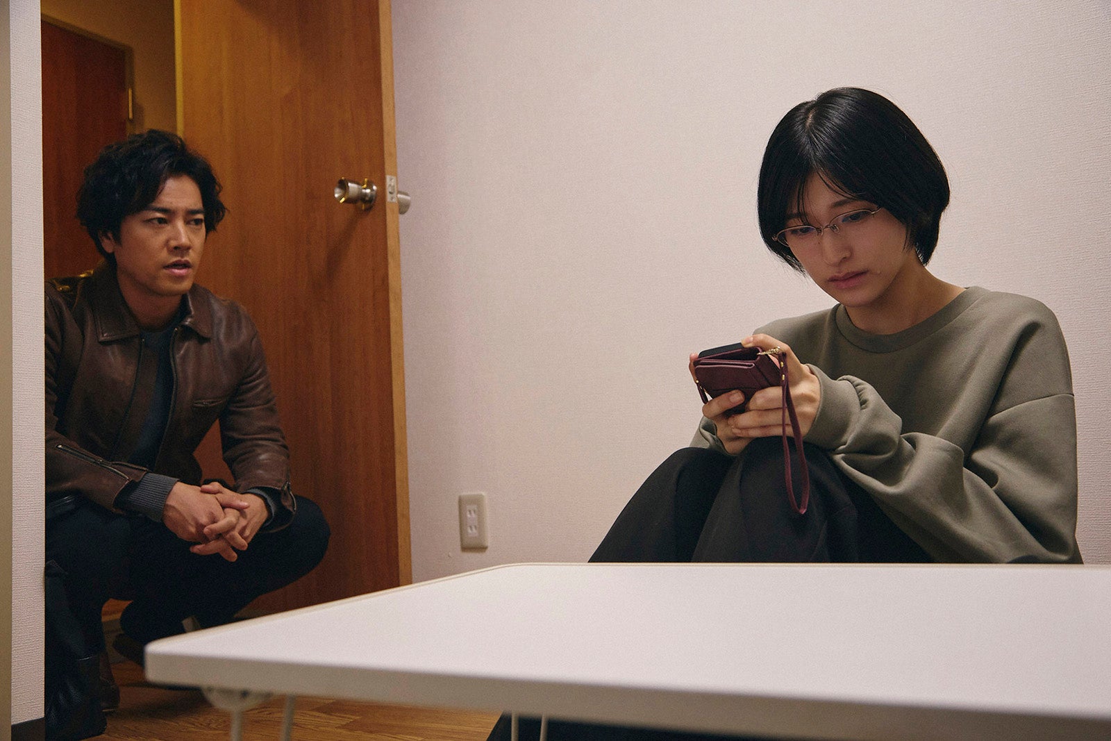 桐谷健太、黎架「Qrosの女」第8話（C）「Qrosの女」製作委員会