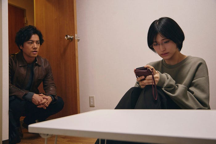 桐谷健太、黎架「Qrosの女」第8話(C)「Qrosの女」製作委員会