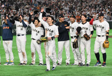 侍ジャパンに新たな勝利の儀式？鈴木誠也が代表者を全力拒否→村上に押され慌てて列へ→周東がさわやかに代役 初戦は大谷が山本を指名 ファンほっこり