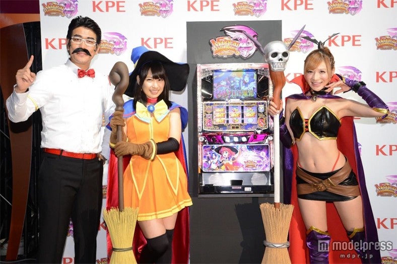 左から古坂大魔王、増田有華、手島優