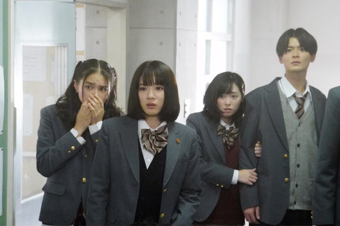 箭内夢菜、永野芽郁、福原遥、三船海斗/「3年A組 ―今から皆さんは、人質です―」第1話より(C)日本テレビ