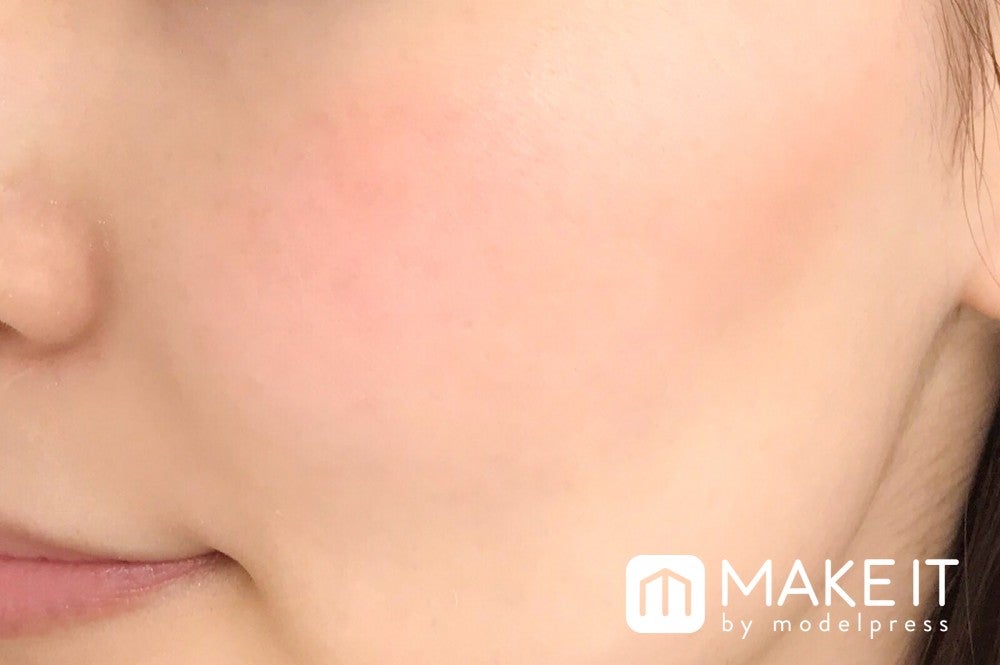 Amplitude／コンスピキュアス チークス／07 コーラルピンク 使用 (C)メイクイット