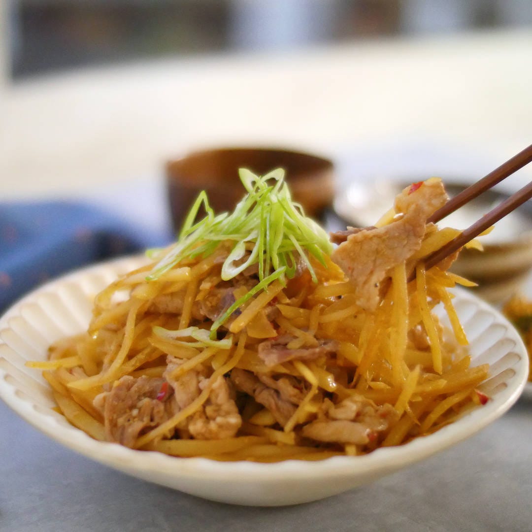 シャキシャキ新食感!豚肉とじゃがいもの辛みそ炒め
