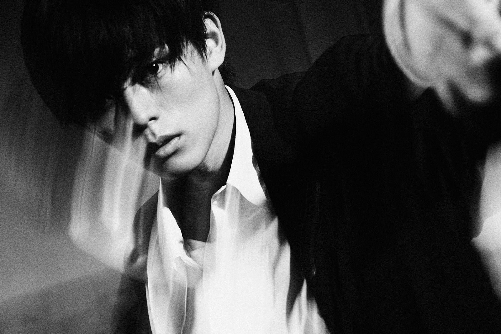 「日向亘1st写真集 5W1H」先行カット／写真：神藤剛 （C）KADOKAWA