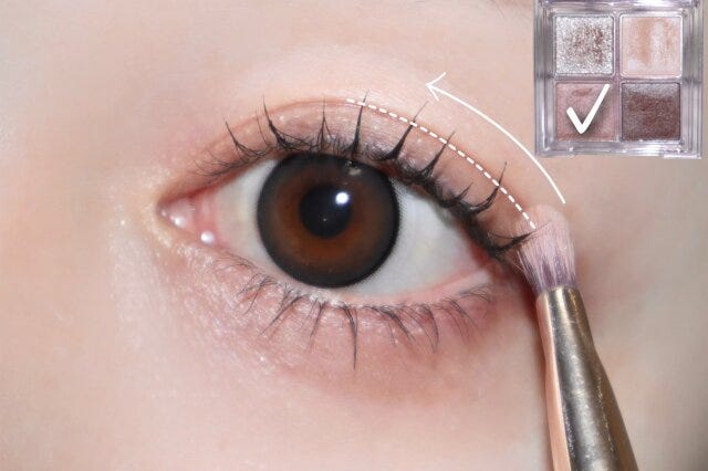 ②目尻~黒目の中心にかけてアイシャドウの中間色を塗ります ②目尻~黒目の中心にかけてアイシャドウの中間色を塗ります