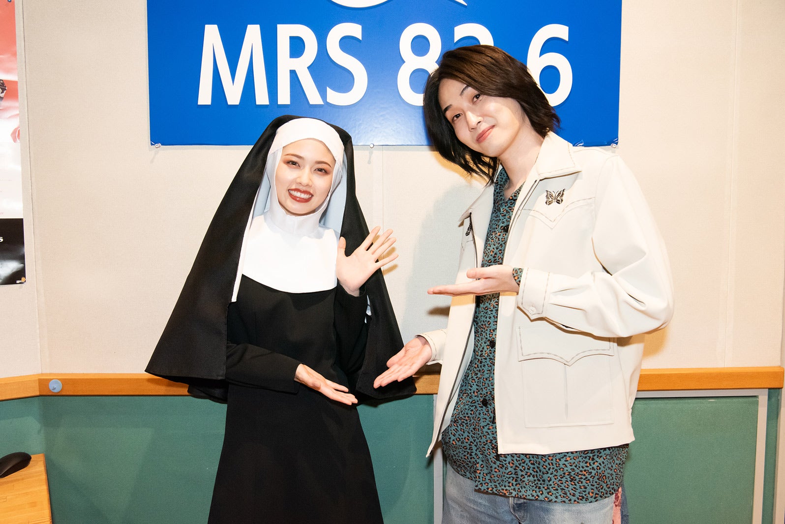 （左から）小芝風花、カルマ（C）テレビ朝日