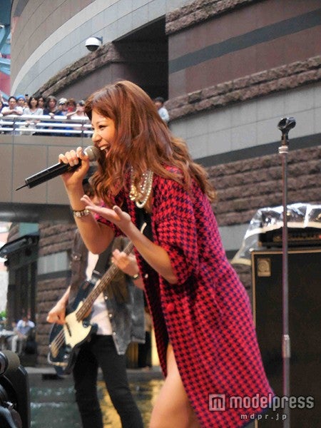 熱唱で歌声を響かせる西内まりや