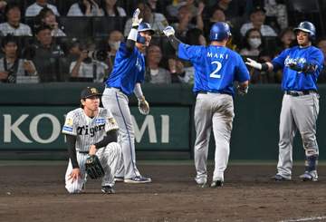 阪神・工藤 降板後に1分以上うつむく 1点リードの九回、勝利まであと1球に迫りながら逆転2点打浴びる
