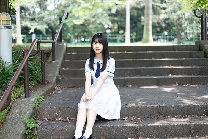 「夏のFree&Easy」(2014年7月発売の9thシングル)の衣装を着た筒井あやめ(提供写真)