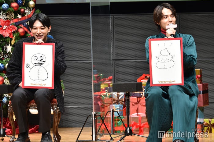 「子どもたちが遊びそうな雪だるま」というお題に対し、「右手にはうんちです」と説明した吉沢亮、「もはやです」と説明した中川大志 (C)モデルプレス