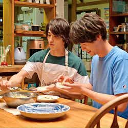 モデルプレス - 福士蒼汰&横浜流星が餃子作り 「4分間のマリーゴールド」“花巻家4兄弟”食卓シーンの裏側とは