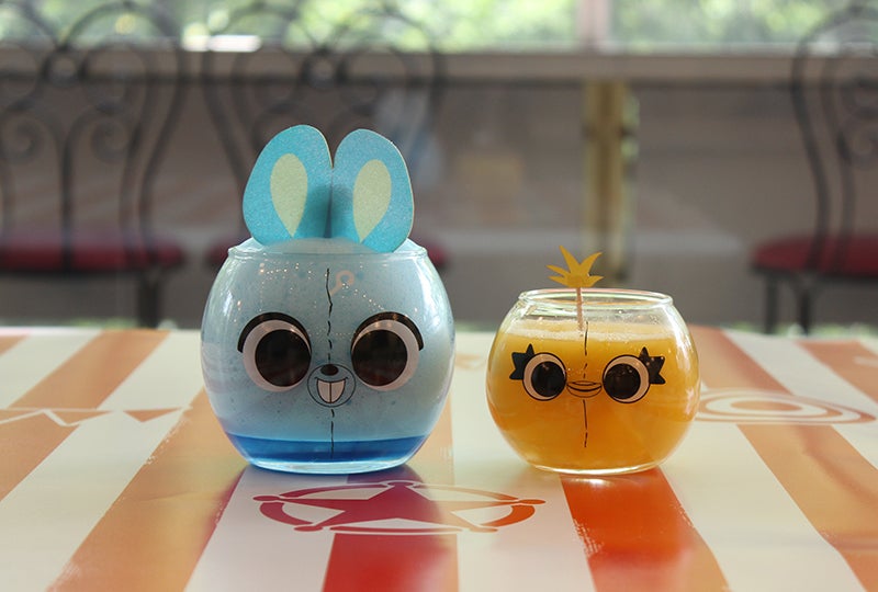 ＜ダッキー＆バニー＞毒舌コンビのひんやりクラッシュマンゴー　1,390円（提供画像）