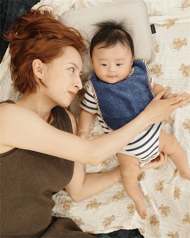 29歳インフルエンサー、愛息子と“寝転び”2ショット「君が可愛いすぎてどうしよう」