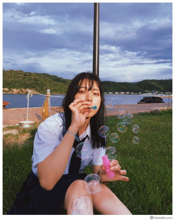 “可愛すぎるジュノンボーイ”井手上漠、制服姿のシャボン玉ショットに「エモい」「青春」の声