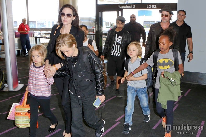 ブラピ＆アンジー、家族が全員集合して大移動　