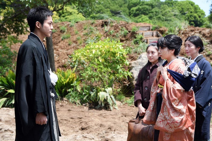 松坂桃李、松本穂香/「この世界の片隅に」(C)TBS