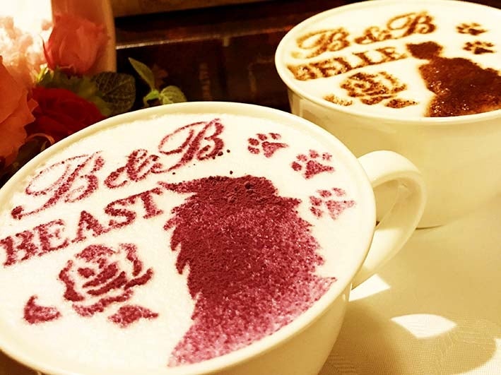 野獣の紫芋のココアート1,000円／画像提供：美女と野獣のカフェ＆レストラン Beauty＆the Beast