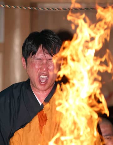 広島・新井監督「クッソー、見とけよ」 22度目の護摩行、極限状態で炎の頂点見つめ「今年、絶対に高く跳び上がる」