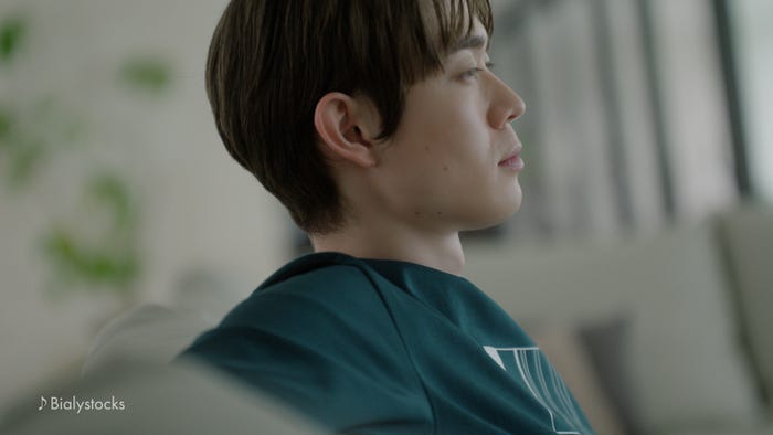 宮沢氷魚/新TVCM「リッチクリーンTeeは、まちがいない服。海の見える部屋篇」より(提供写真)