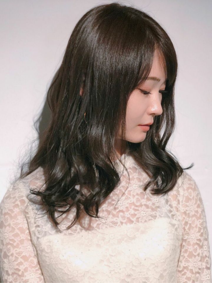 丸顔さんに似合うセミロング パーマヘア特集 小顔見えが叶う大人スタイル モデルプレス