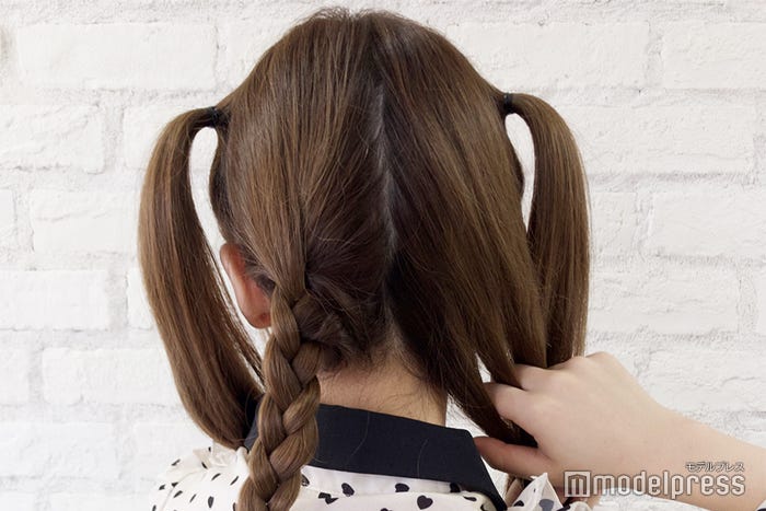 残りの髪の毛を編んでいきます (C)モデルプレス