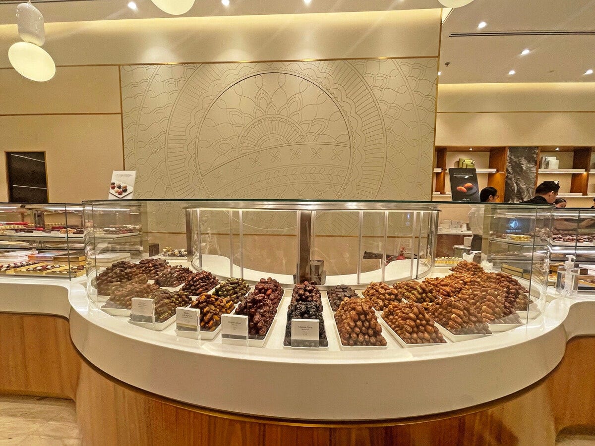 デーツ専門店「bateel（バティール）」。量り売りで好きな量を購入できる