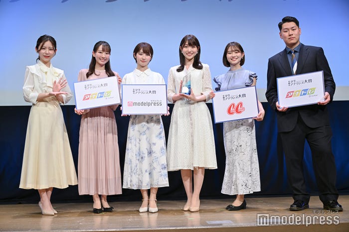 (左から)⼩⼭内鈴奈アナウンサー、佐々木若葉さん、千葉梨々花さん、西田杏優さん、五十嵐にいかさん、西中蓮さん/「第3回学生アナウンス大賞」授賞式の様子 (C)モデルプレス