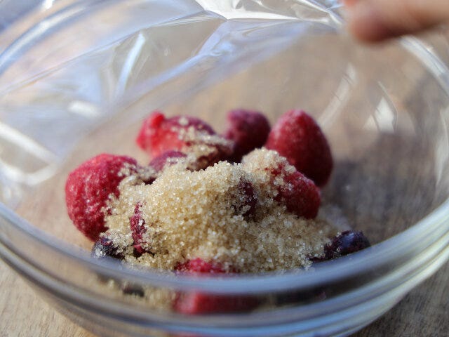 大き目の耐熱容器にBを入れる