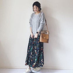 冬見えニットには軽めなロングスカートを合わせて春っぽく。シンプルおしゃれな春待ちコーデ9選♪