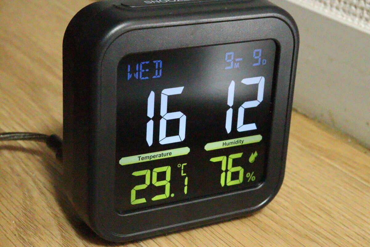 暗い部屋で時刻と温湿度がくっきりと表示されたデジタル時計 暗い部屋で時刻と温湿度がくっきりと表示されたデジタル時計
