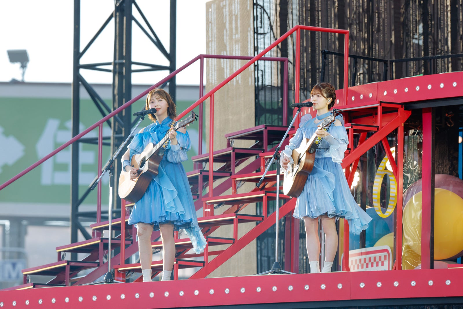 富田鈴花、松田好花／撮影：上山陽介