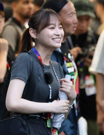「3回目やろw」W杯取材の美人女優「内田篤人さんと写真を撮っていただきました！」 日本戦後に美男美女ショ「うっちーの表情がw」「羨ましい」