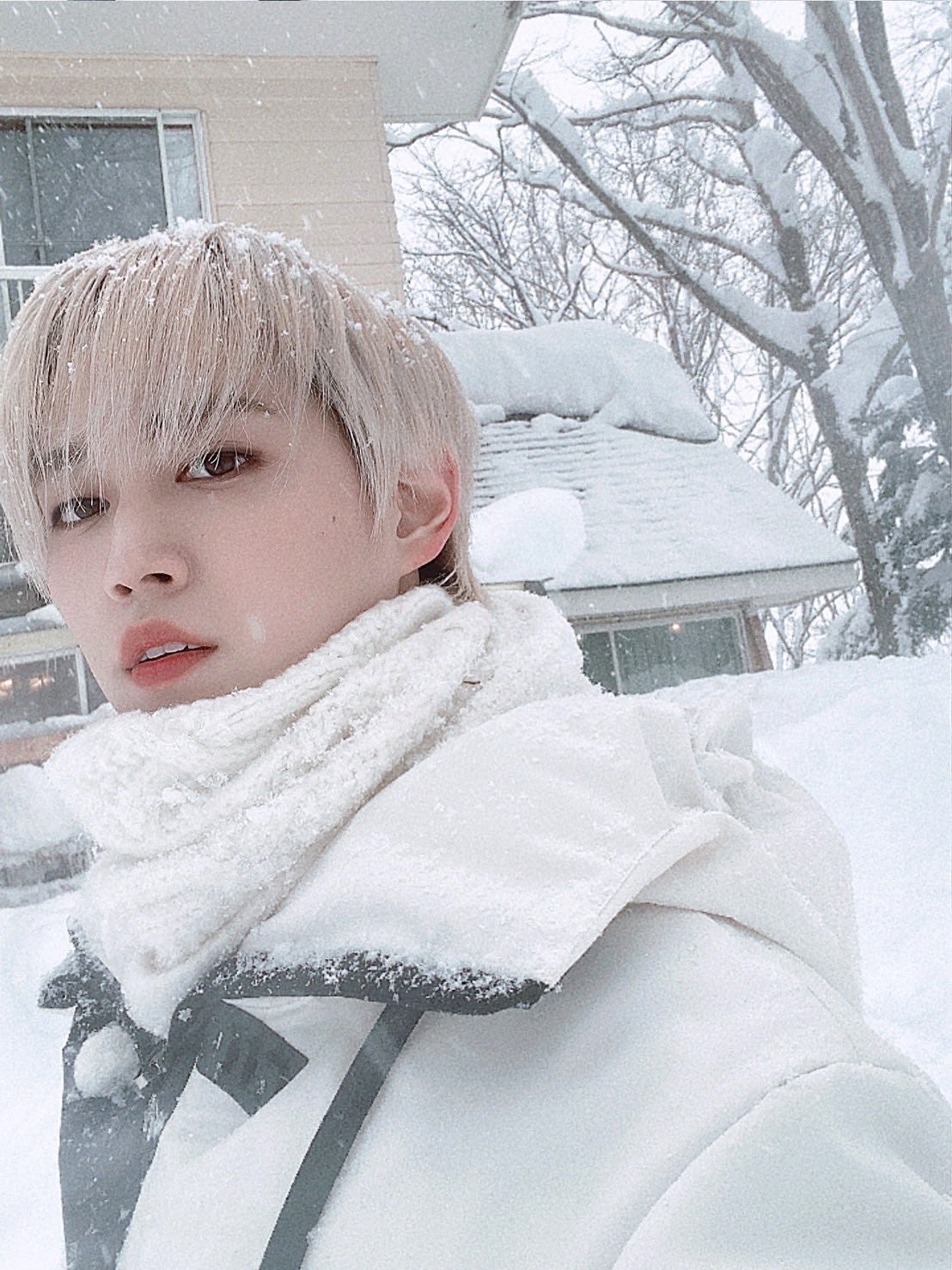 JO1白岩瑠姫、雪の中で“ホワイトコーデ”披露「白が世界一似合う」「王子様みたい」と反響 “るきるきビーム”がトレンド入り