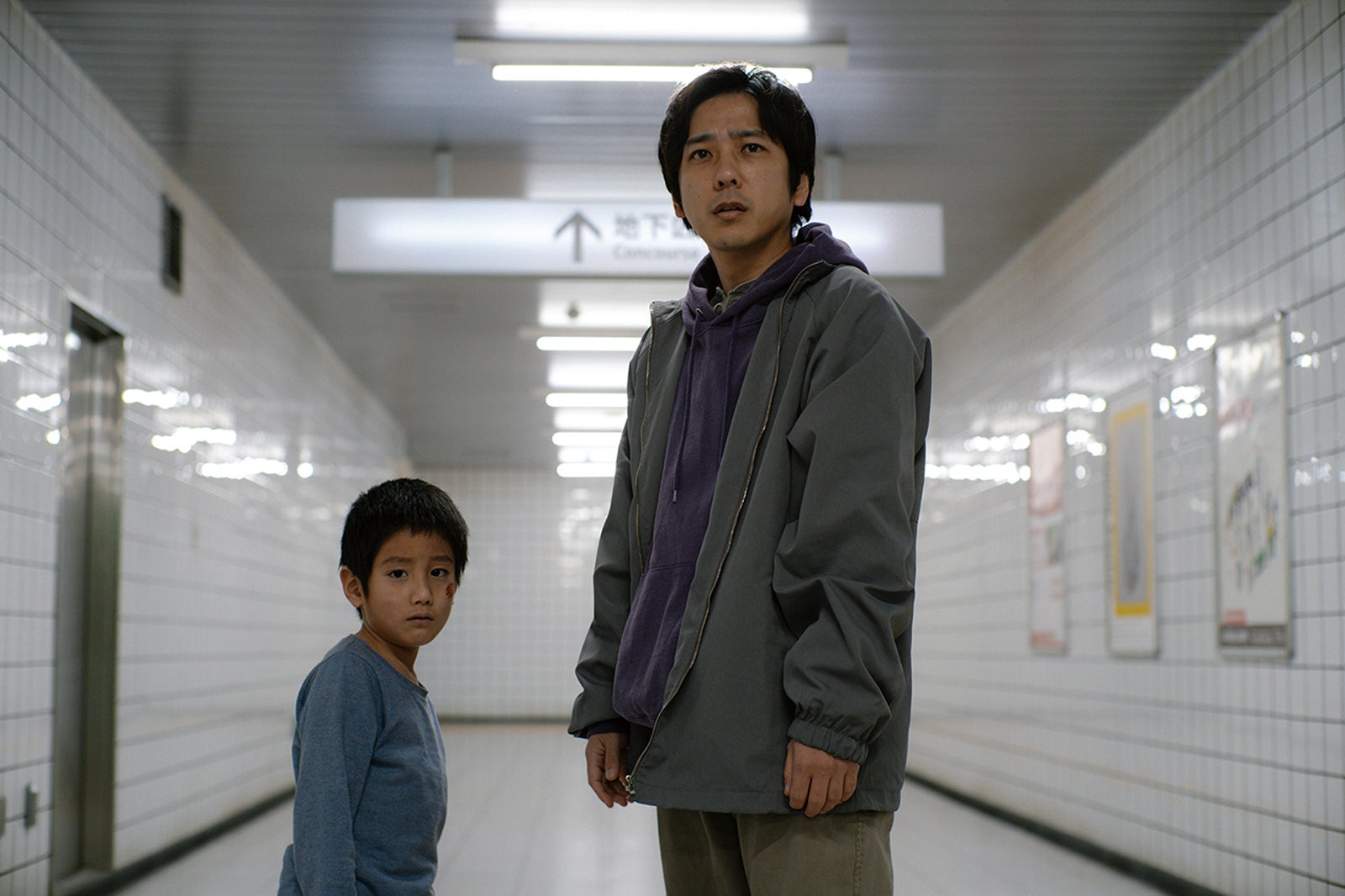 浅沼成、二宮和也（C）2025映画「８番出口」製作委員会