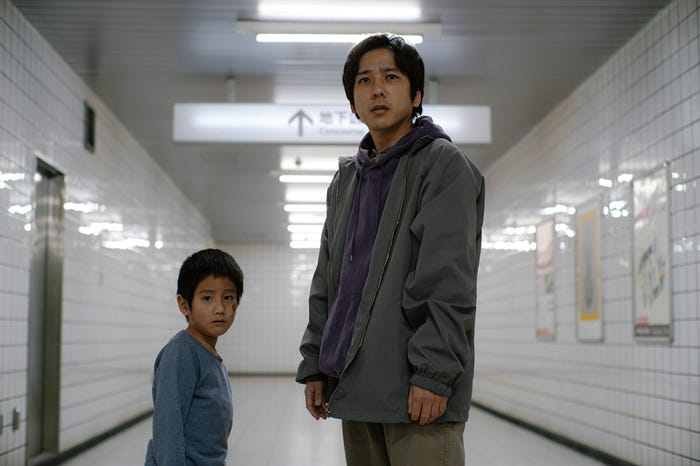 浅沼成、二宮和也(C)2025映画「8番出口」製作委員会
