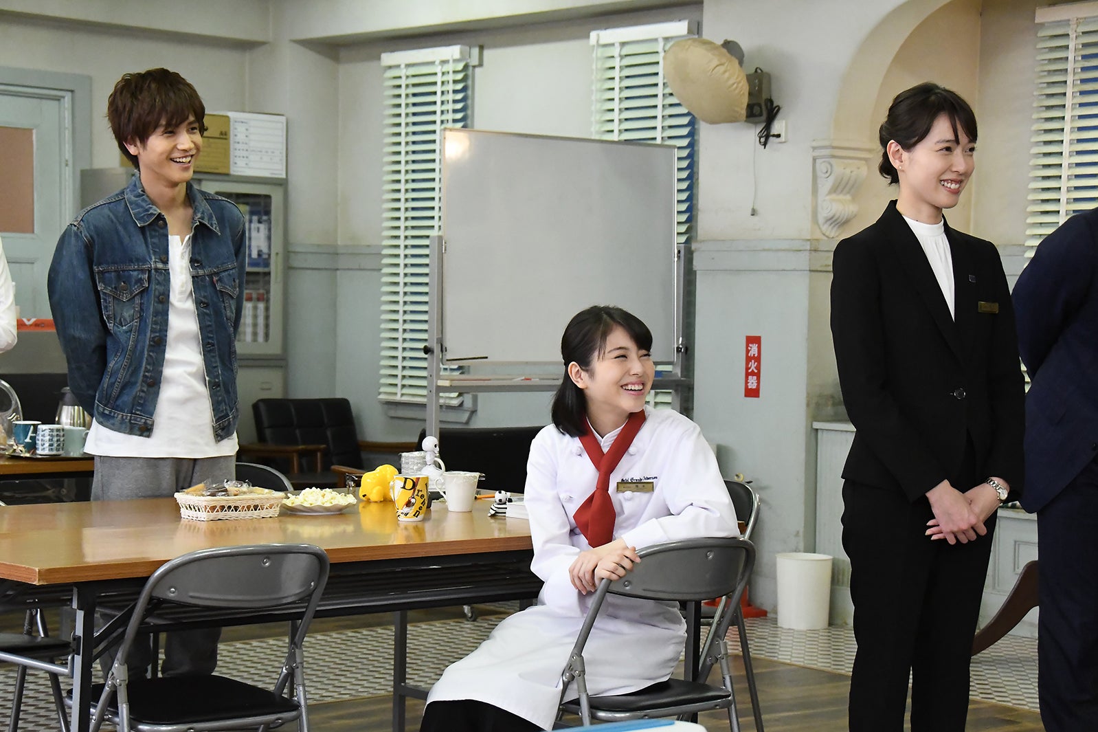 岩田剛典、浜辺美波、戸田恵梨香／「崖っぷちホテル！」第6話より（C）日本テレビ