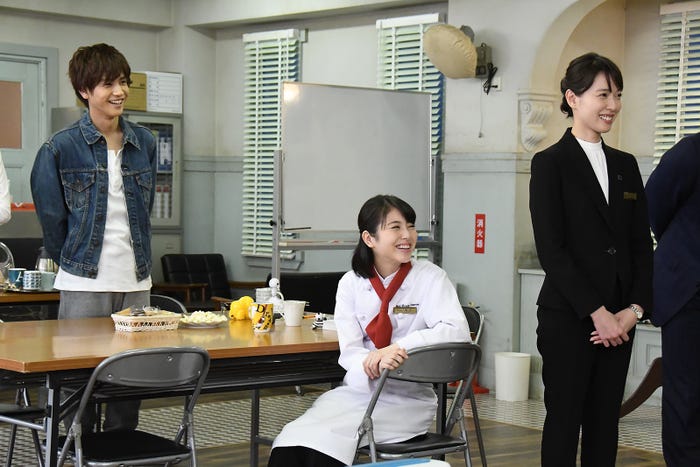 岩田剛典、浜辺美波、戸田恵梨香/「崖っぷちホテル!」第6話より(C)日本テレビ