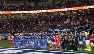 えっ、いたのか！国立ゴール裏に170cmエグい美人女優が【サッカー日本代表】9頭身際立つキュート笑顔