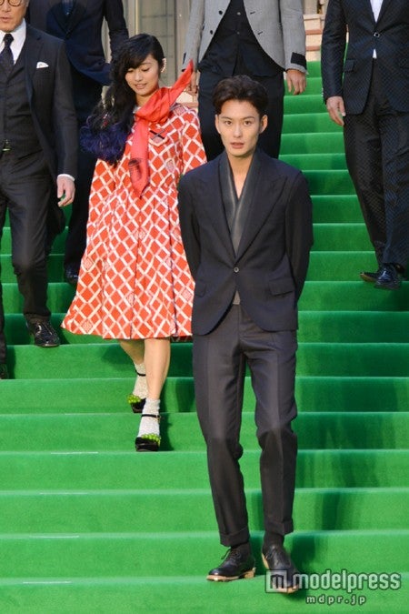 忽那汐里（左）、岡田将生