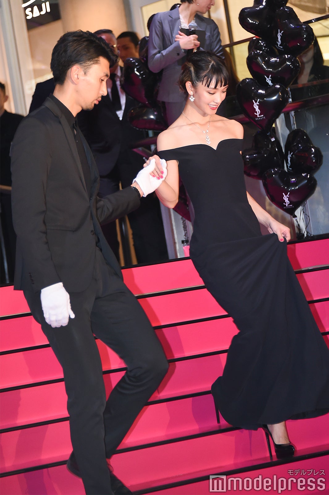 剛力彩芽（右）（C）モデルプレス