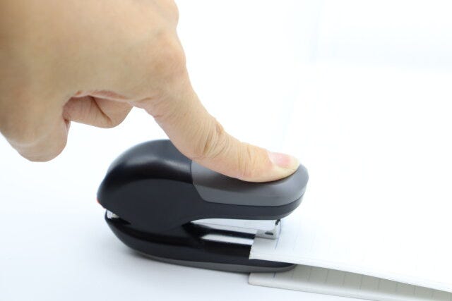ホッチキス(黒、省力タイプ) 使用例 ホッチキス(黒、省力タイプ) 使用例