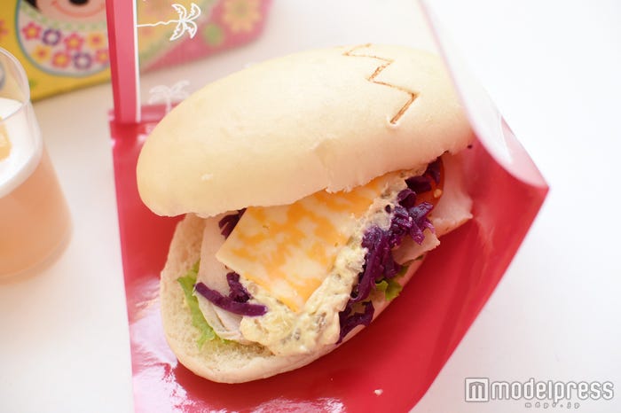 チキンとエッグとカルボナーラフィリングのサンドウィッチ(C)モデルプレス